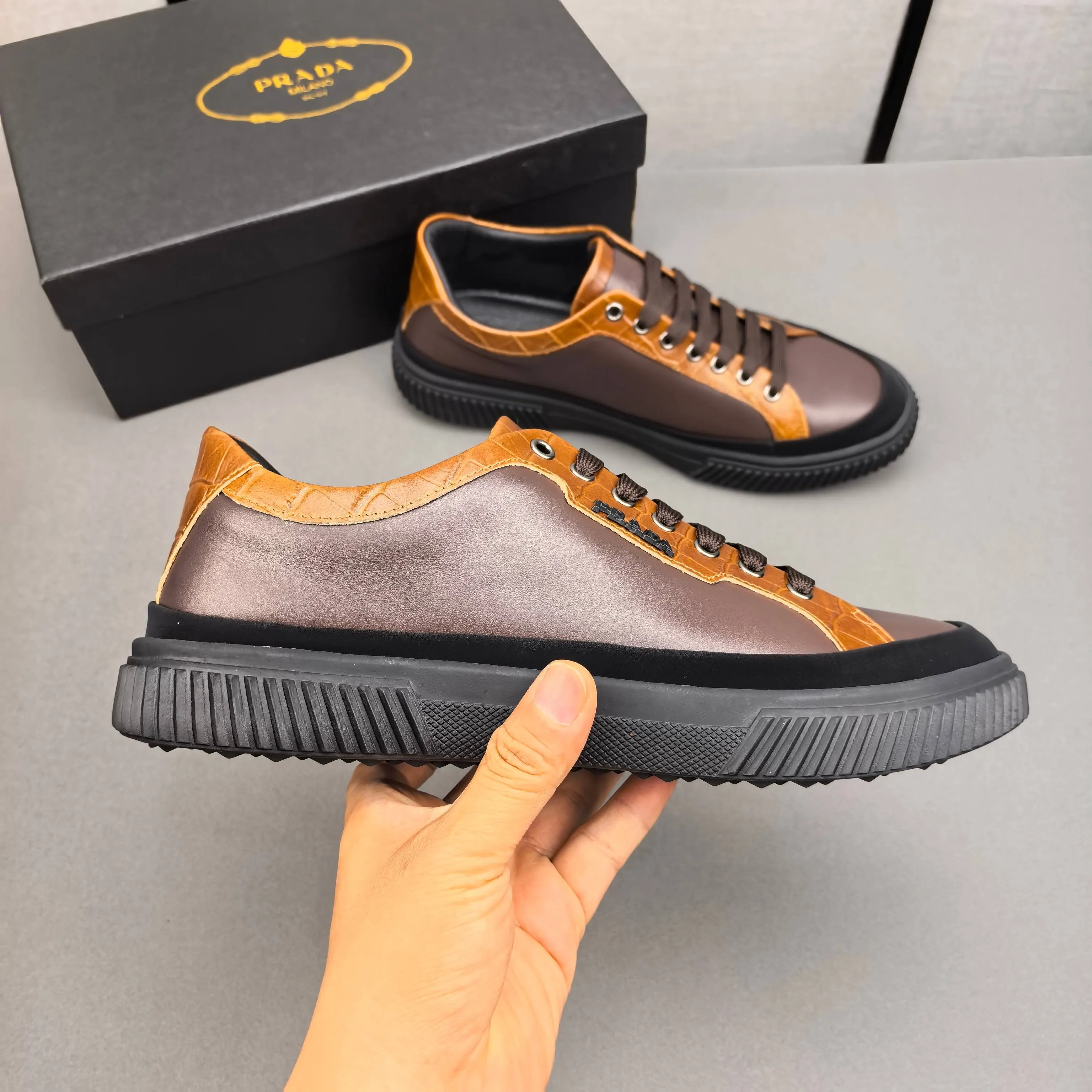 PP400👟👟👟Prada set off the audience! Prada, an international brand that is constantly innovating, this men's casual shoe, the original version, made of cowhide leather at a ratio of one to one at the store, with leather feet and rubber non-slip outsole, breathable and comfortable, quality speaks for itself👄38-44